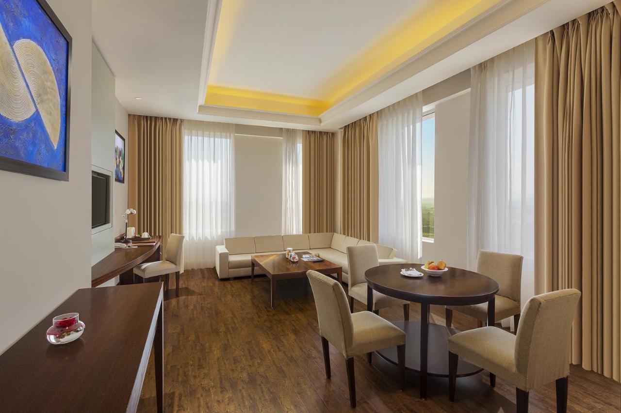 Executive Suite,1756576744:JPEG