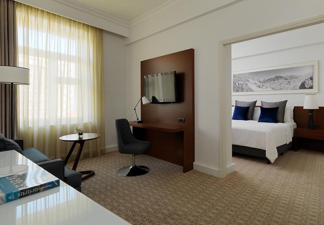 Junior Suite, Executive lounge access, 1 King,1388120126:JPEG