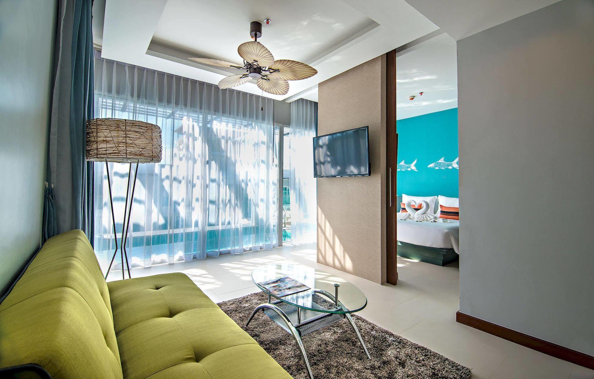 Honeymoon Pool Suite