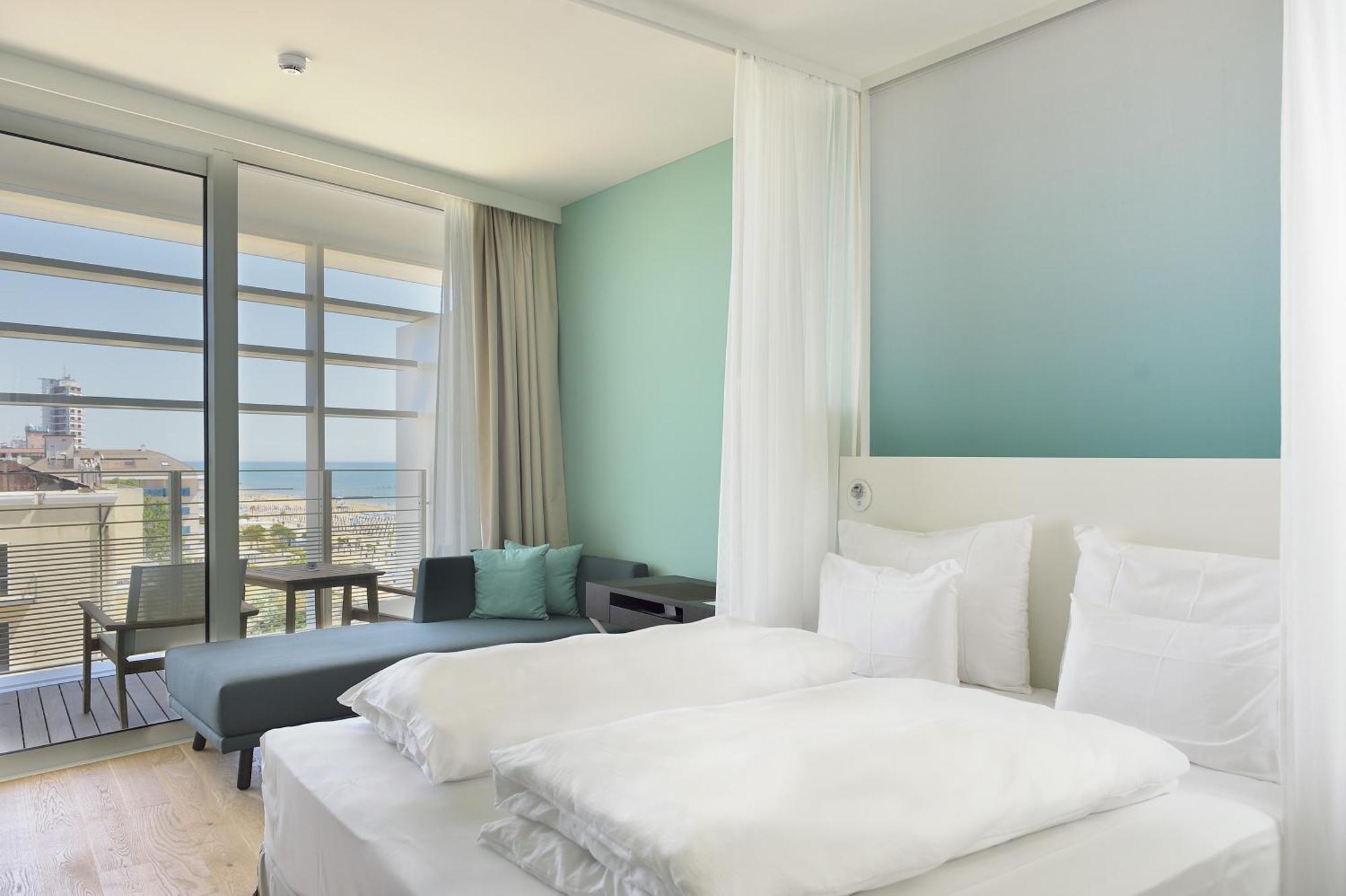 Deluxe Room Balcony Lateral Sea View