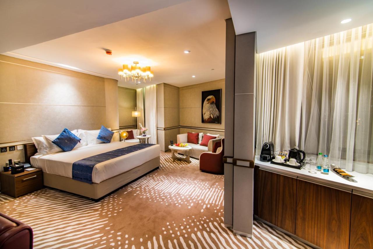 Executive Suite,835131776:JPEG