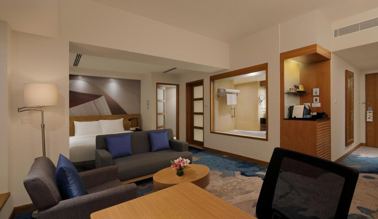 Junior Suite with 1 Queen Bed with 2 way airport transfers and Cocktail Hours and Lounge Access,776364490:JPEG
