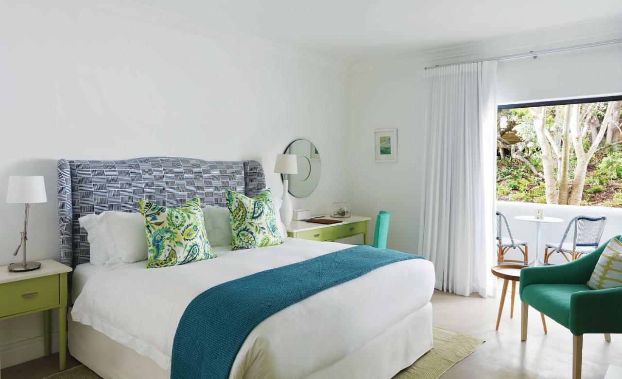 Zimmer mit Kingsize-Bett und Poolblick