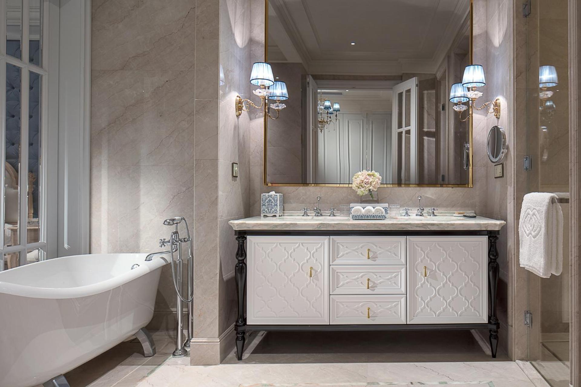Luxury Room Club Millesime French Style King bed