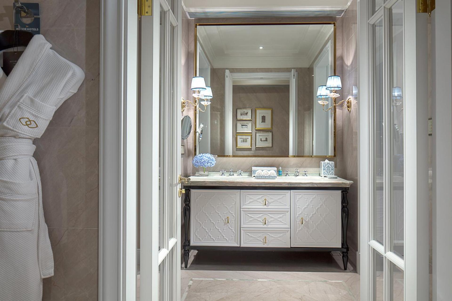 Luxury Room Club Millesime French Style King bed