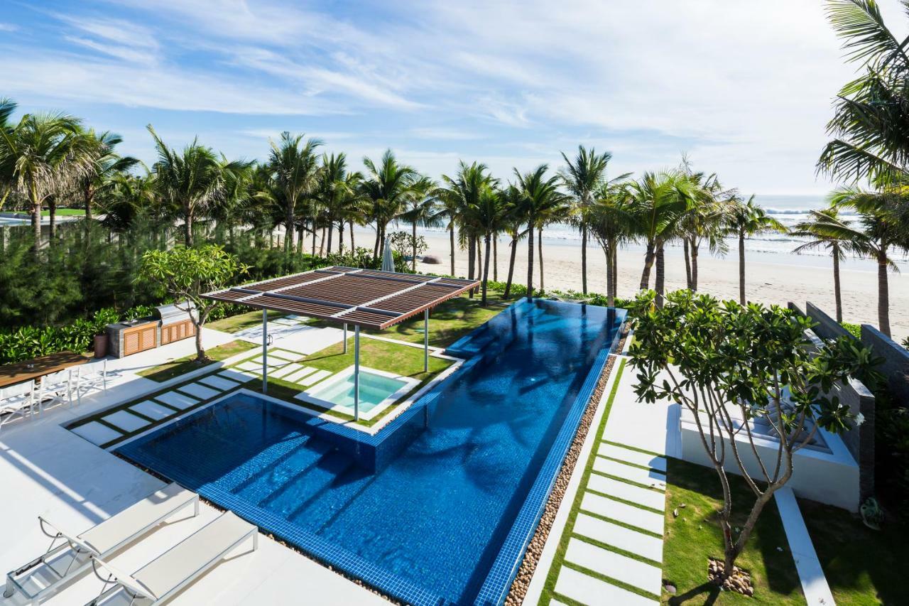 Three-Bedroom Beachfront Villa with Private Pool and Bathtub
