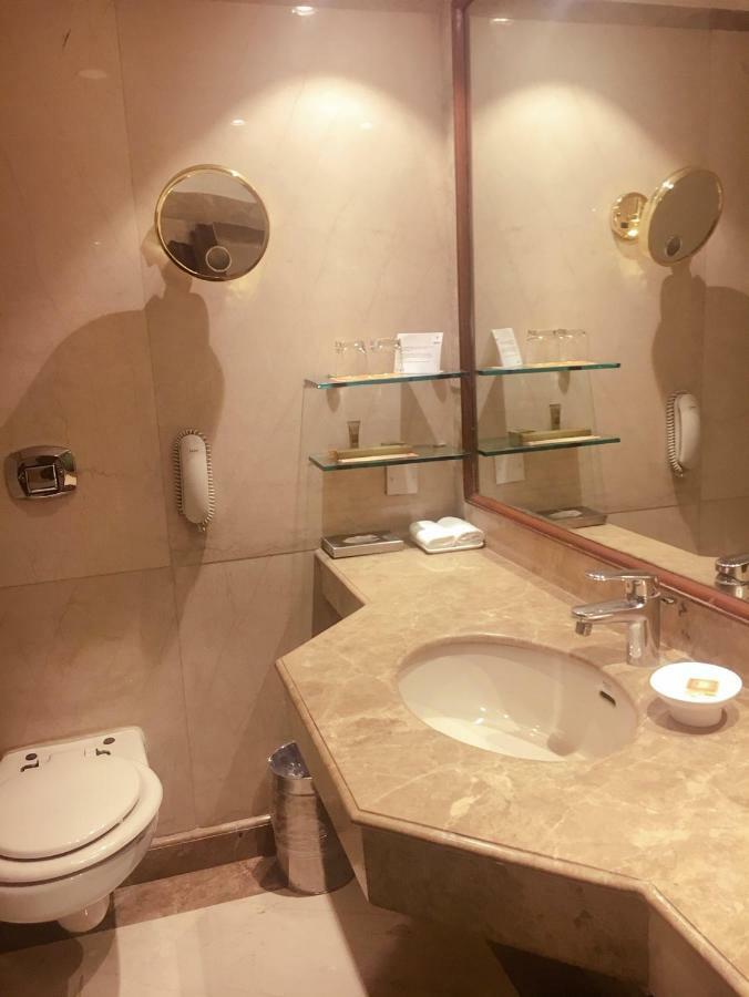 Luxury Suite complimentary on F&B 3 pints of beer at Atrium Bar Two way Airport Transfer
