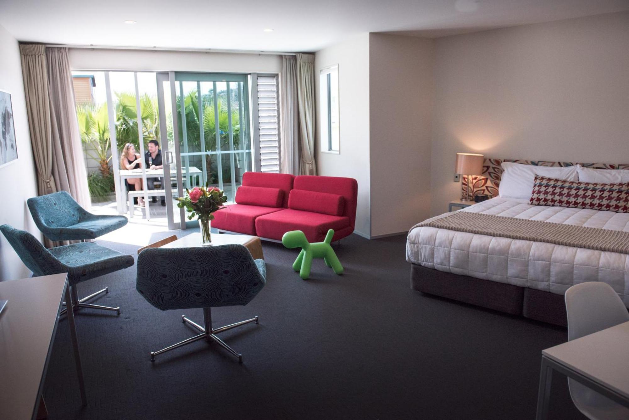 Ahuriri Family Suite (King & 2x Single Beds)