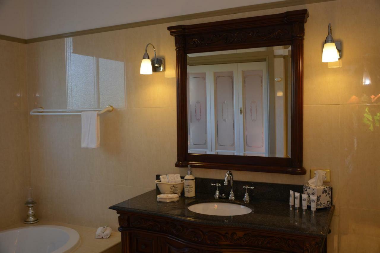 King Suite Spa Bath