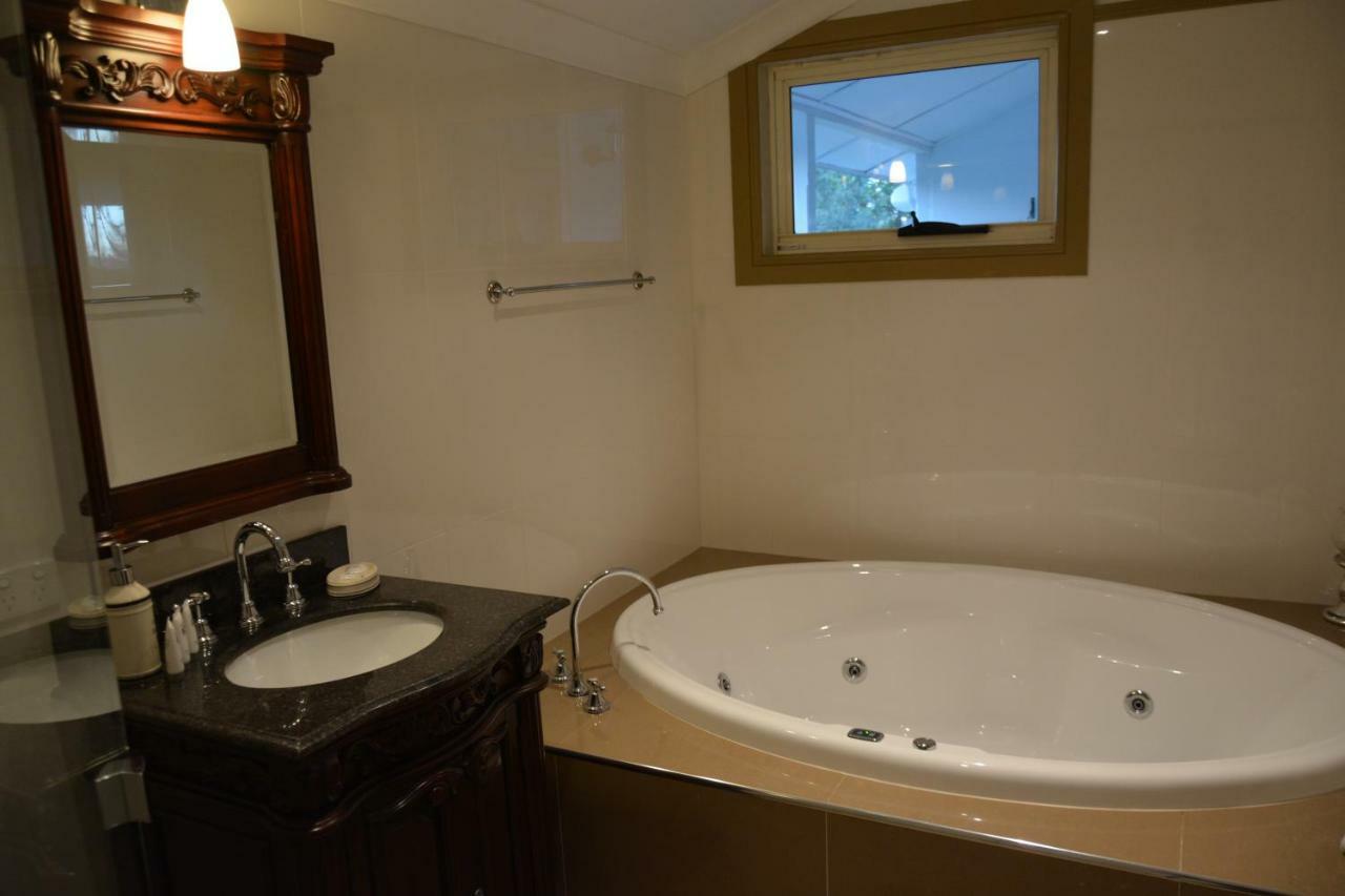 King Suite Spa Bath