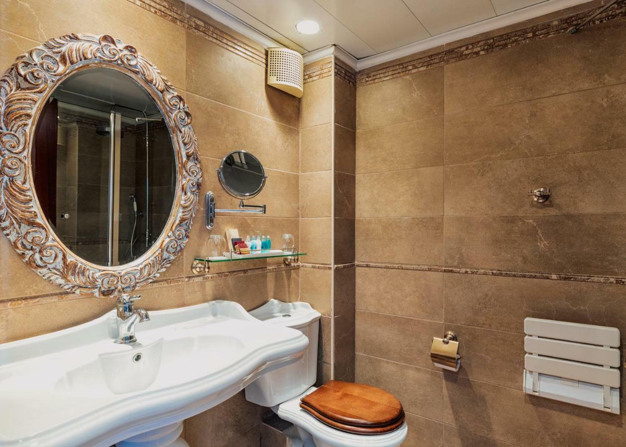 Deluxe Room (2 Adults + 1 Child)