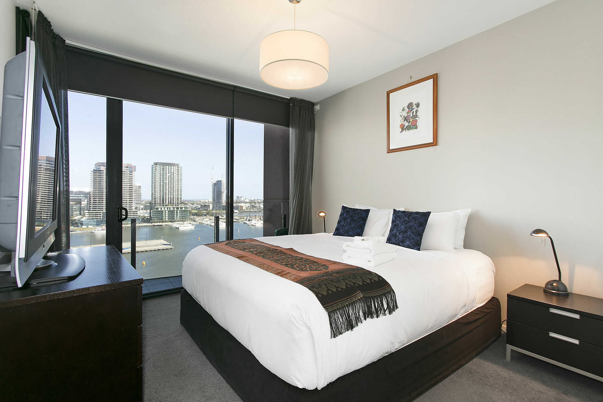 NewQuay Two-Bedroom Two-Bathroom Apartment Marina View