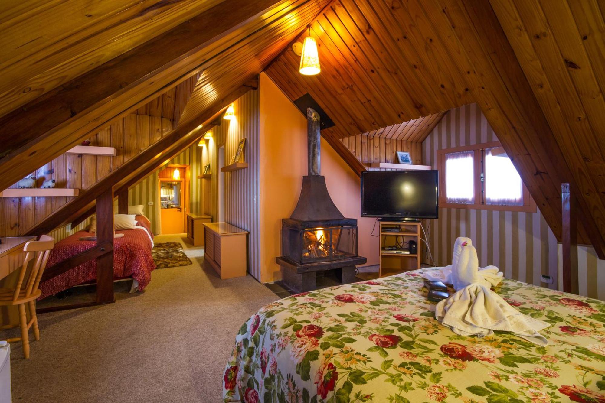 Deluxe Chalet with Bath and Fireplace