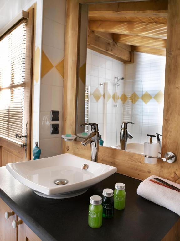 One-Bedroom Apartment Spa Access,392801370:JPEG