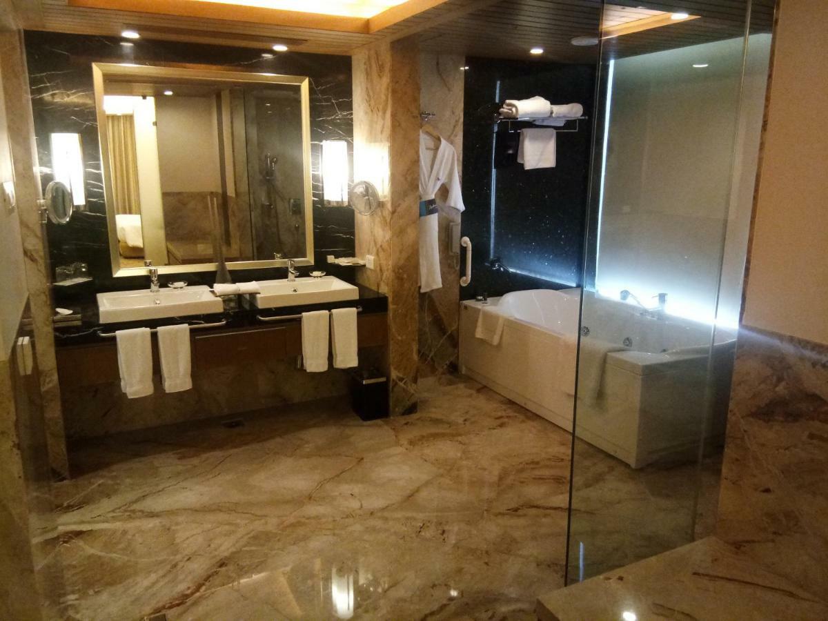 Suite- One Bedroom with Two-way Airport Transfer, 4 pieces of laundry per stay & 20 minutes Foot Massag