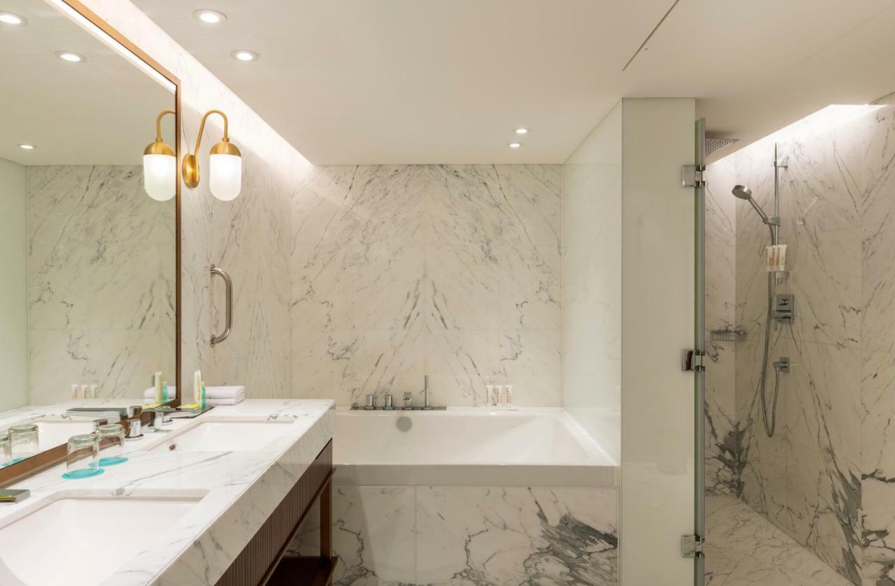 Premium Suite, Larger Suite, Garden View, with Executive Lounge Access