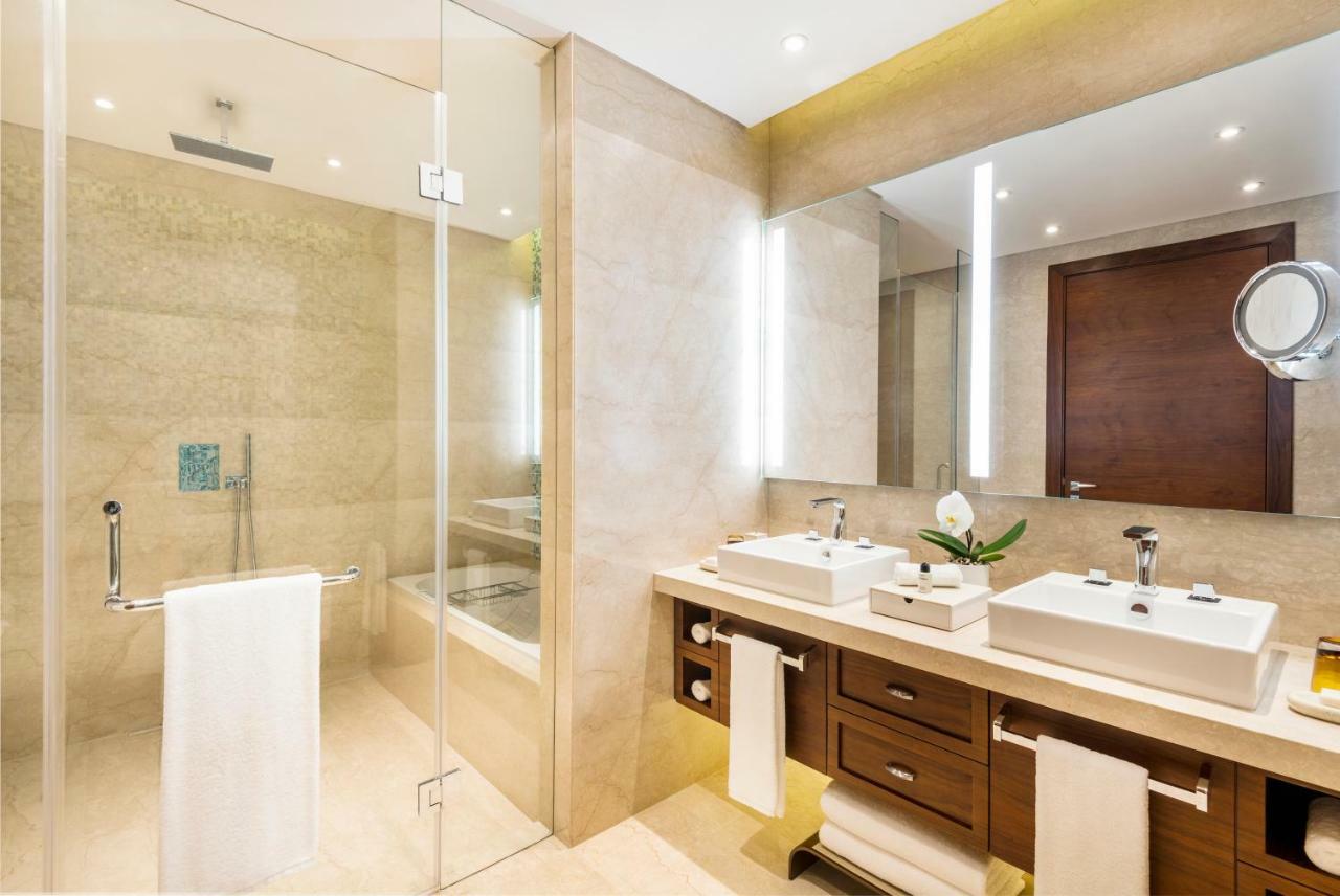 Grand Deluxe Room, 1 King, Pool View, Balcony,1116025698:JPEG