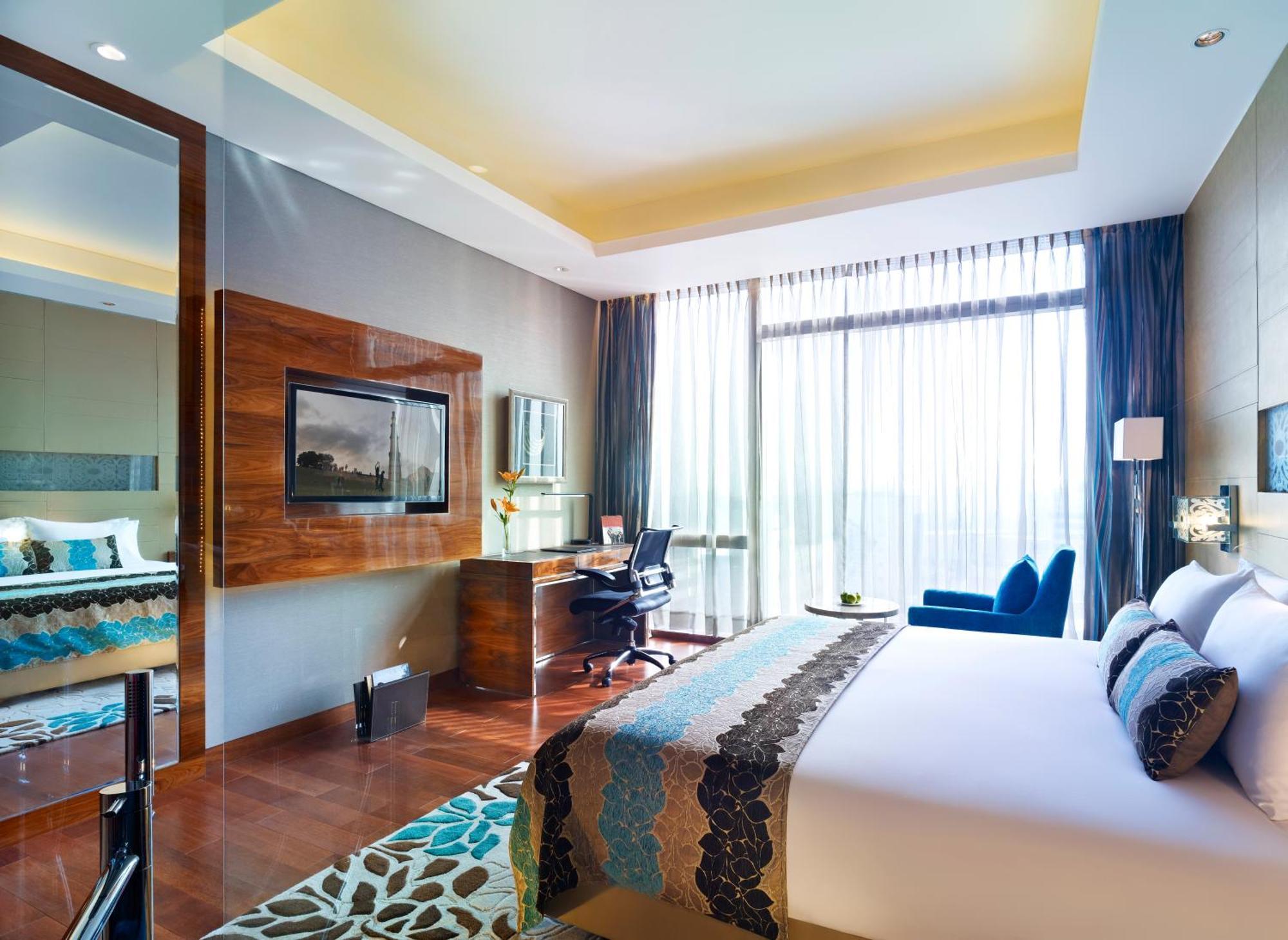 Deluxe King Room on F&B