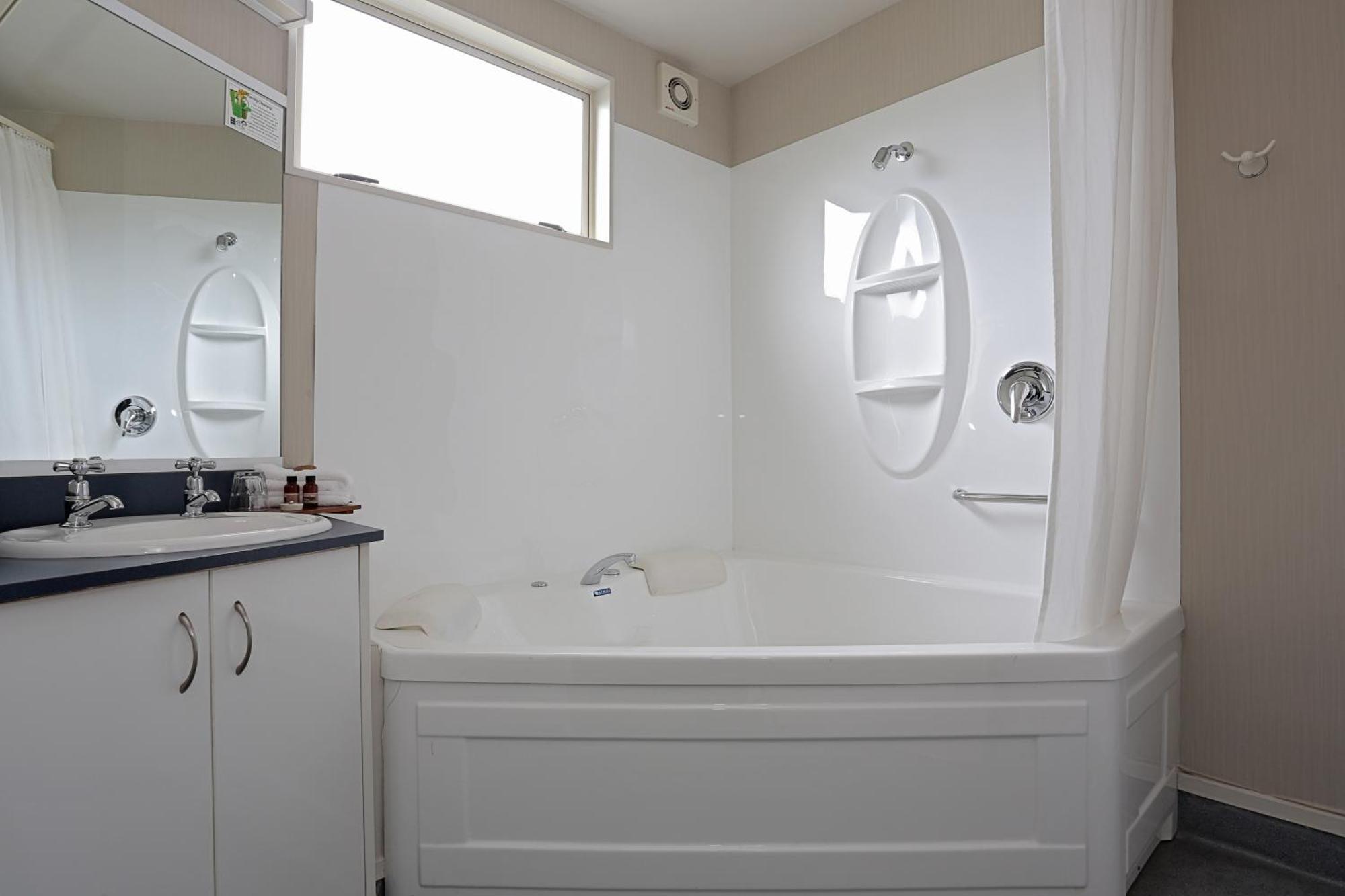 Deluxe One-Bedroom Apartment Spa Bath