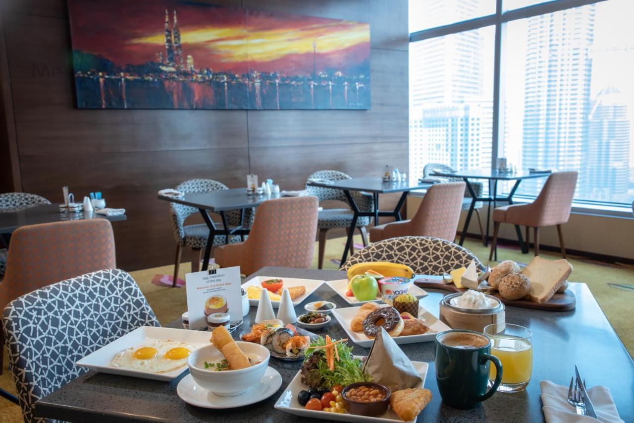 Traders Club Executive Zimmer mit Blick auf die Twin Towers (neu renoviert)