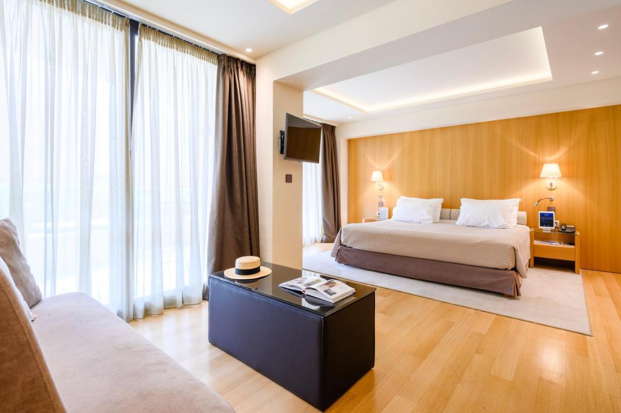Deluxe Suite Partial Sea View