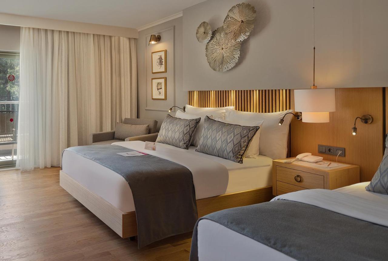 Deluxe-kamer met een bubbelbad op het balkon