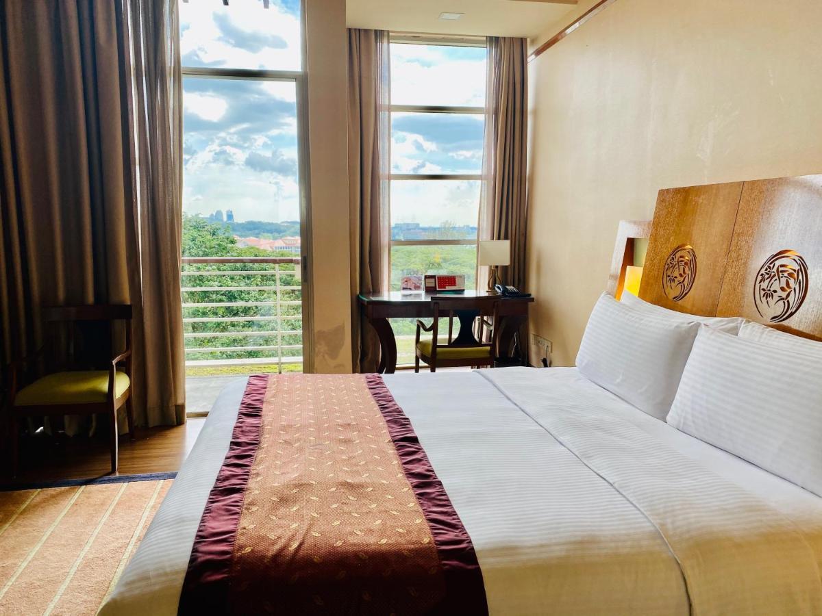 Deluxe Garden View King Room