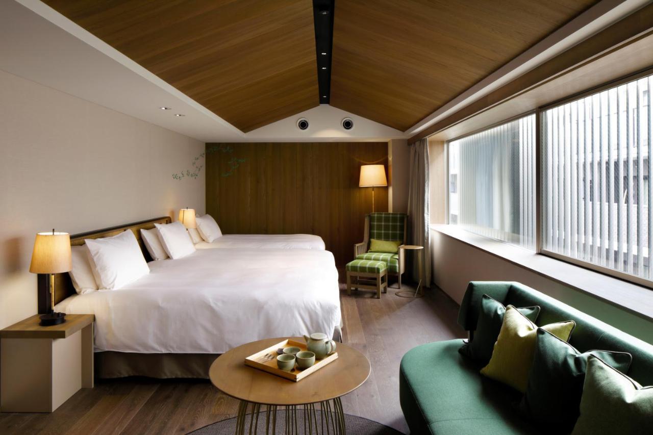 Deluxe Corner Twin Room with Lounge Access - 3 Adults