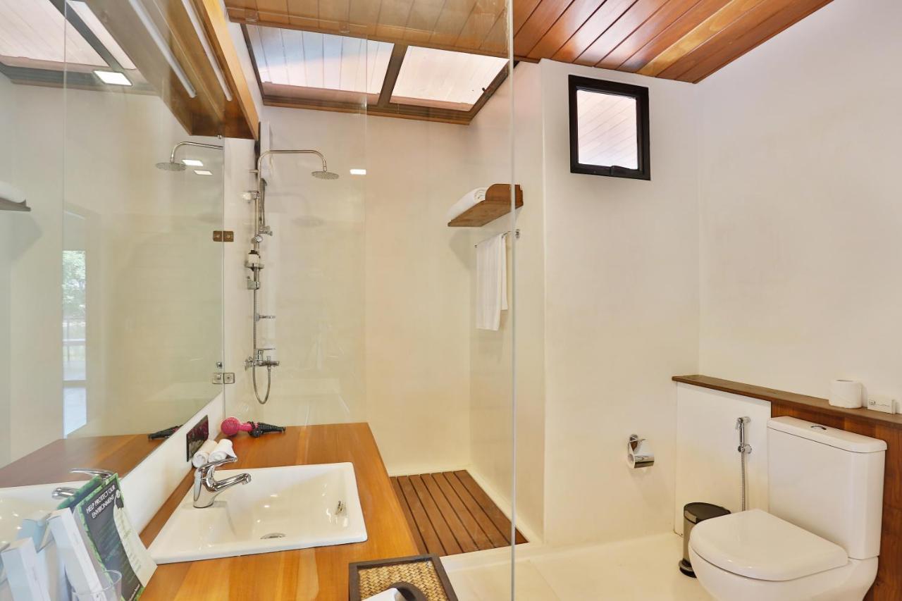 Nil Manel Floating Boat Villa Jacuzzi on food