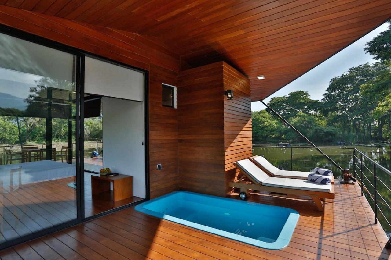 Nil Manel Floating Boat Villa Jacuzzi on food