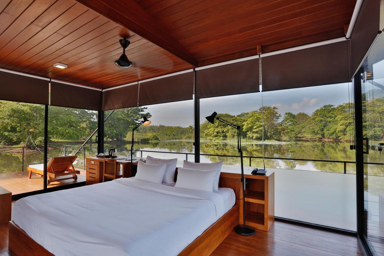 Nil Manel Floating Boat Villa Jacuzzi on food