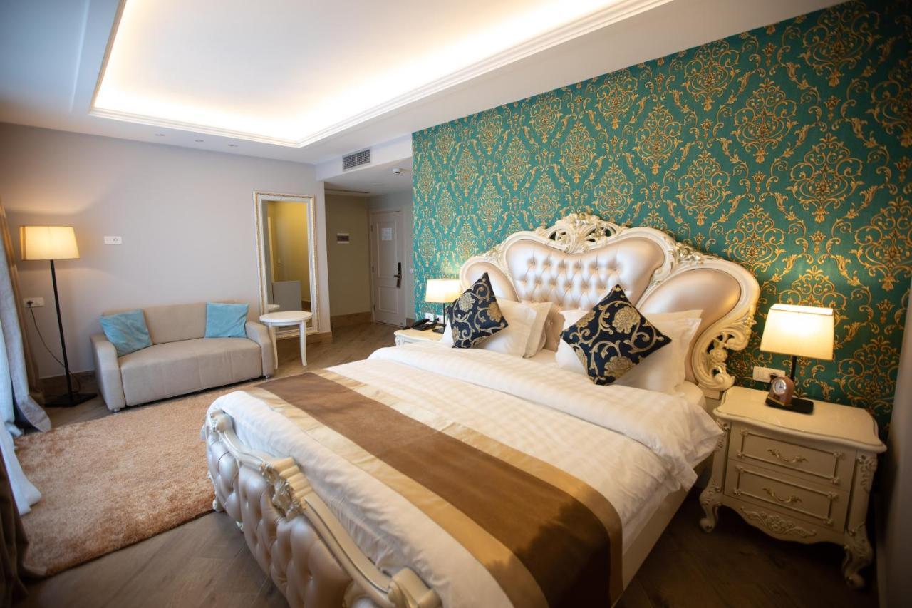 Deluxe Room (2 Adults + 1 Child),969780919:JPEG