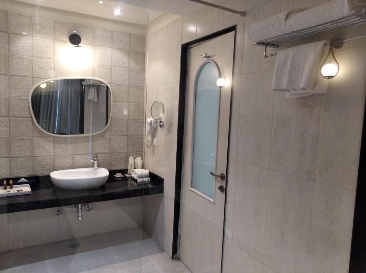 Executive Room with Bathtub