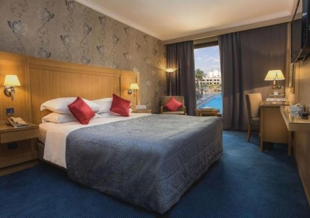 Queen Room Pool View