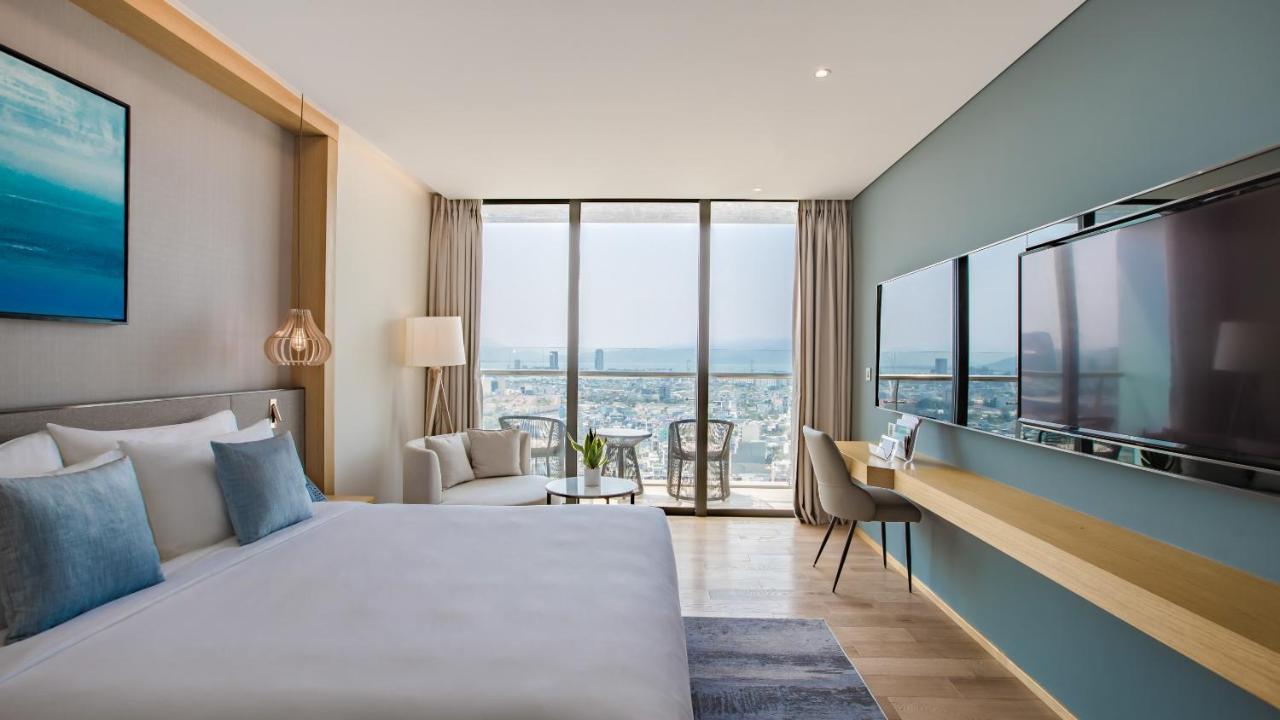Superior King Room Balcony City View