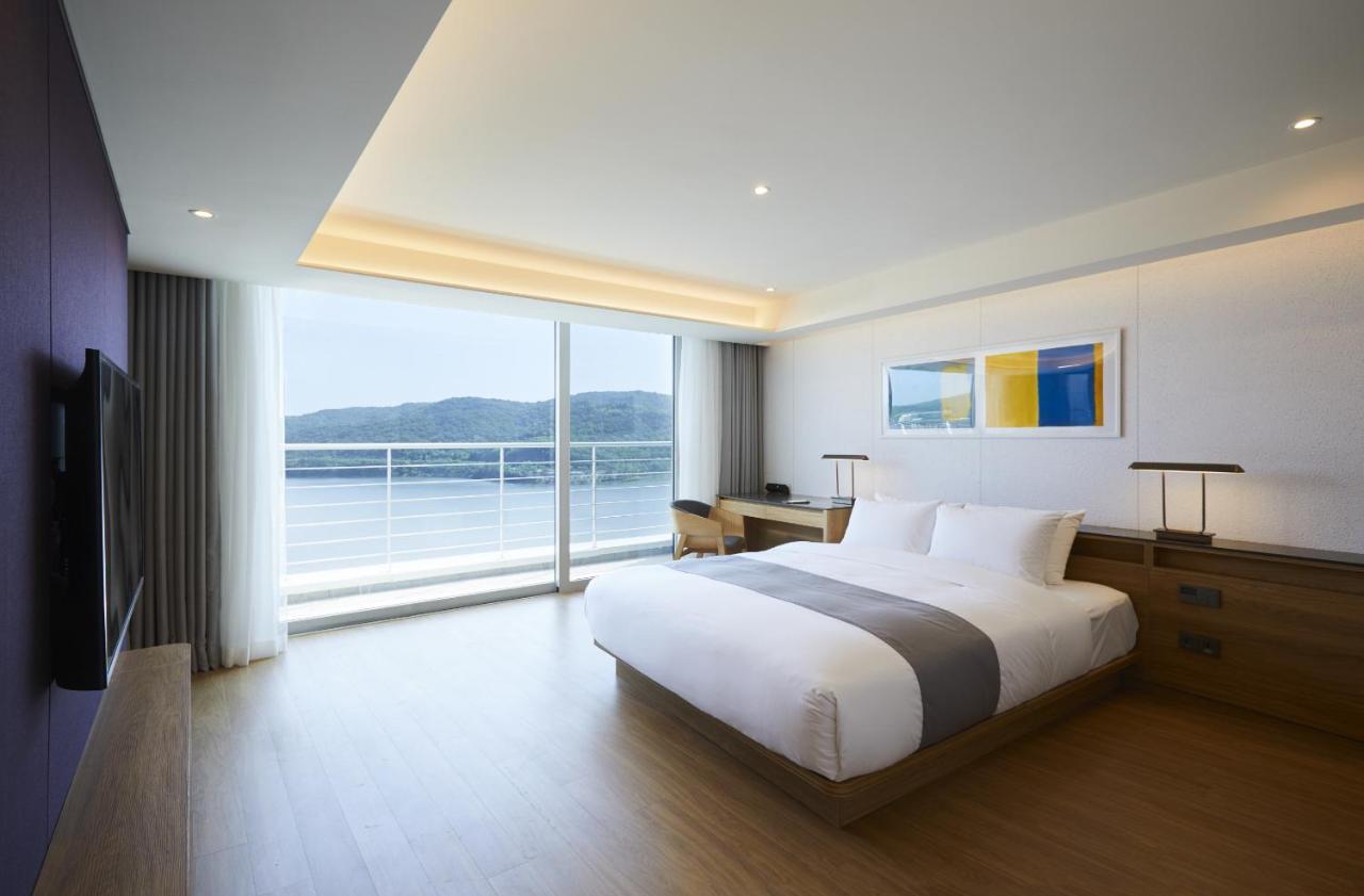 Deluxe King Suite