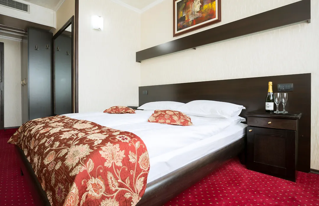 Prezident Hotel Novi Sad - Outdoor Pool&Spa-1