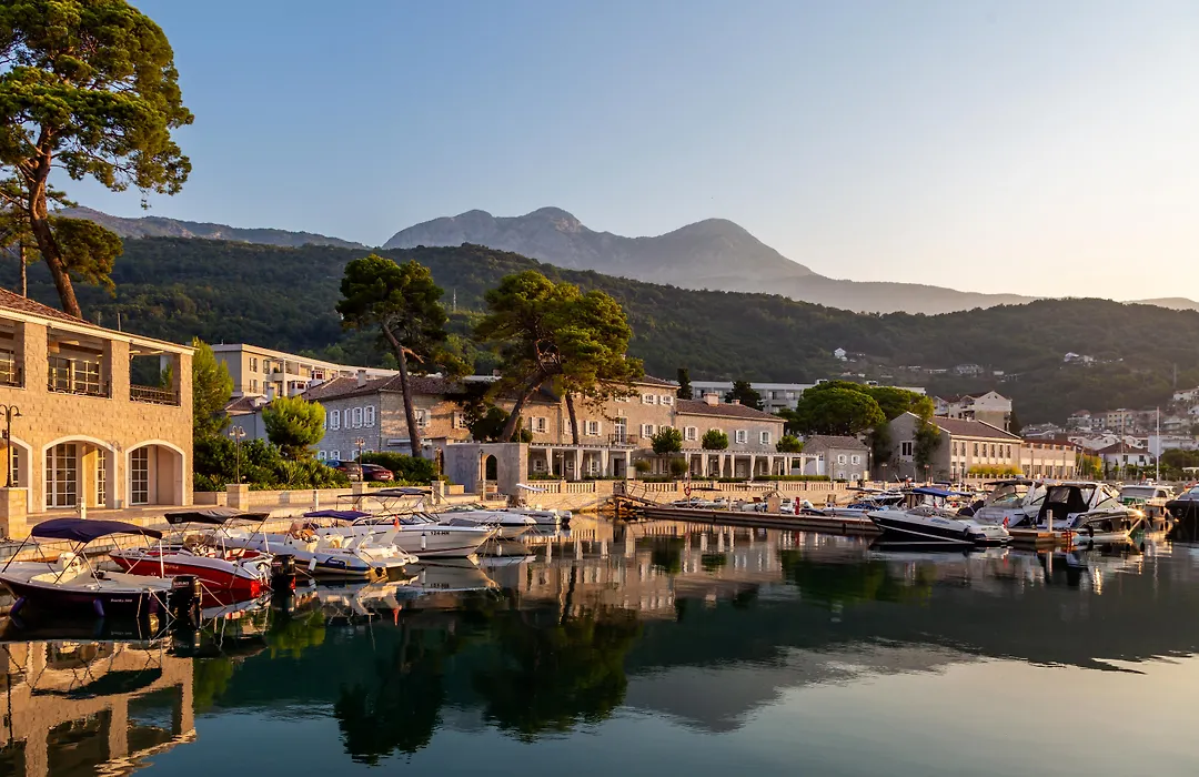 Lazure Hotel & Marina-1