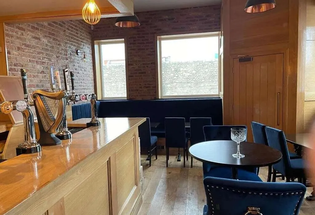 Oyo The Royal Crest Hotel & Bar-1
