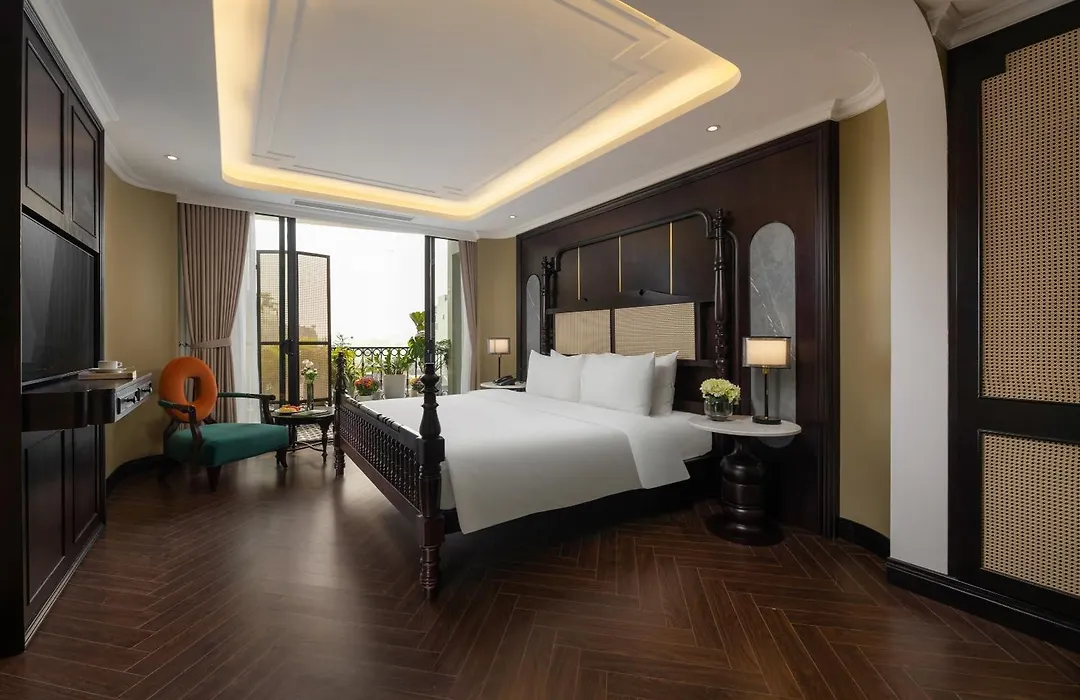 May De Ville Crown Hotel-1