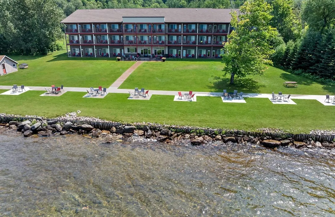 Comfort Inn & Suites Munising-Lakefront-1