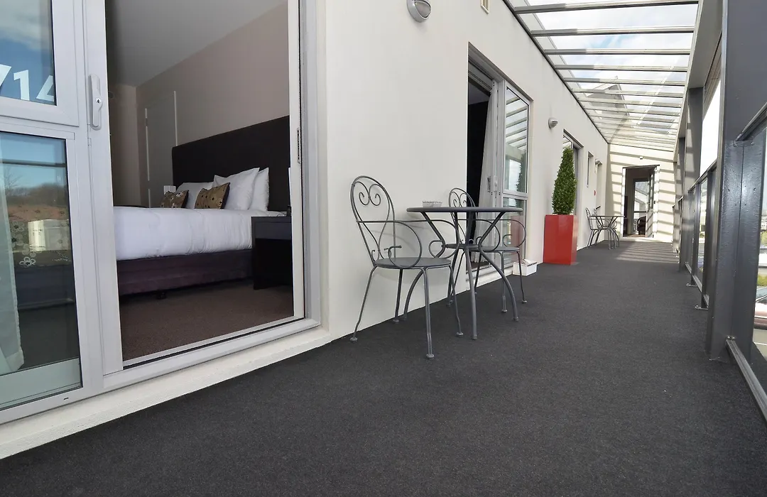 Quality Suites Amore-1