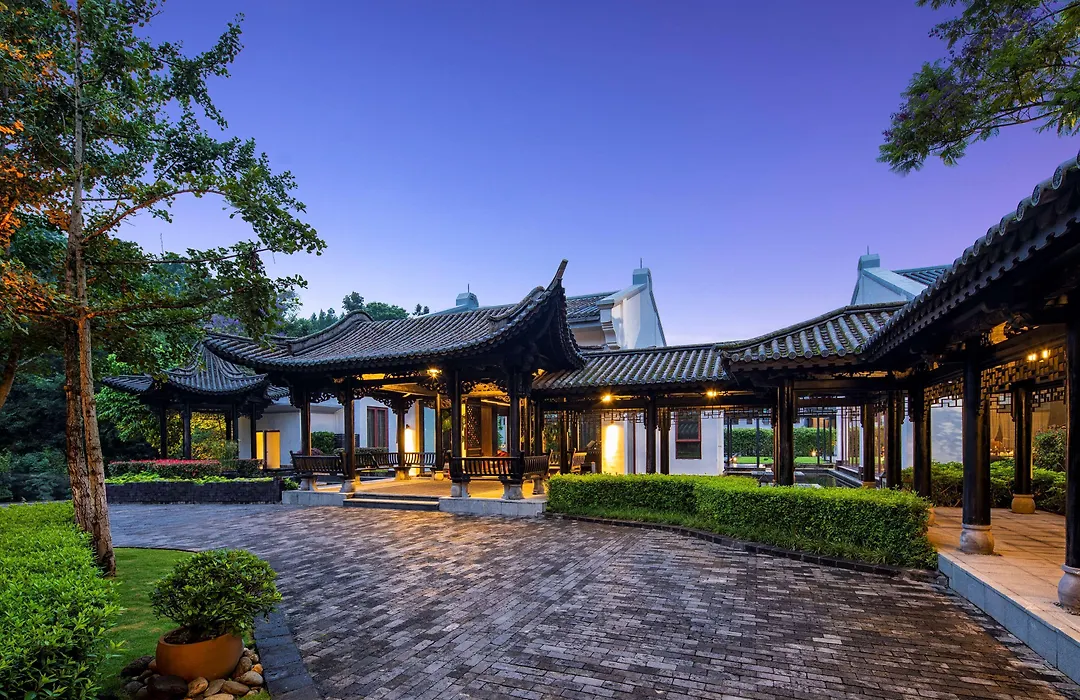 Banyan Tree Tengchong-1