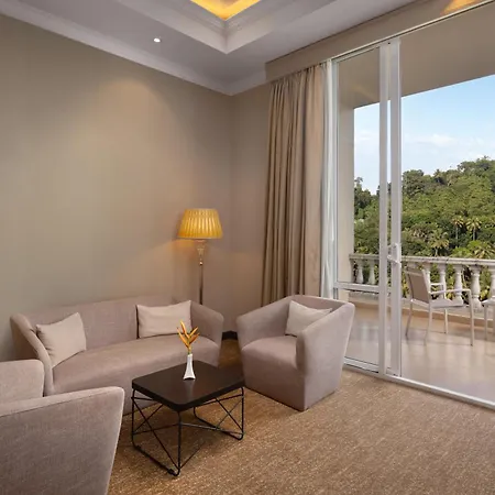 The Golden Crown Hotel-2