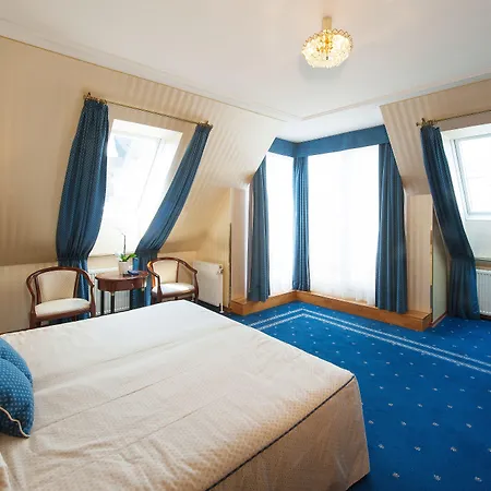 Hotel Ambassador-3