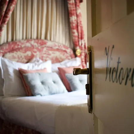 The Windsor Townhouse Air Conditioned Rooms-2