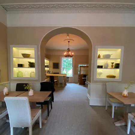 The Windsor Townhouse Air Conditioned Rooms-3