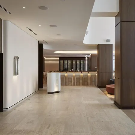 Vogue Hotel Montreal Downtown, Curio Collection By Hilton-3