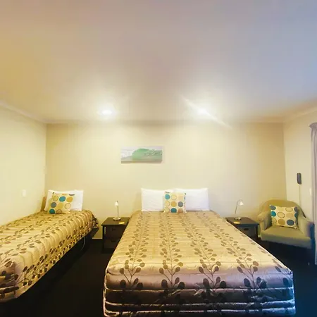 Admiral Court Motel & Apartments-3