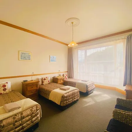 Admiral Court Motel & Apartments-2